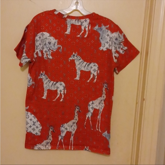 Red Lui V shirt ❗️fits like M or S contrary to what the tag says - Picture 4 of 8